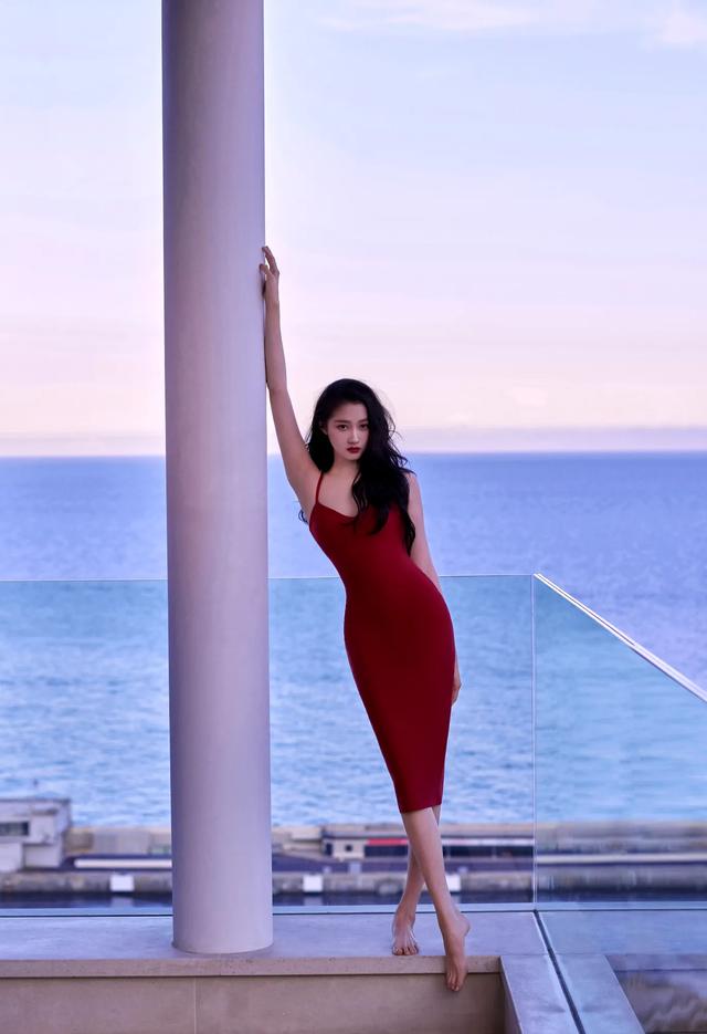 关晓彤,红色绷带裙勾勒魔鬼身材,长发散落胸前,女人味爆棚