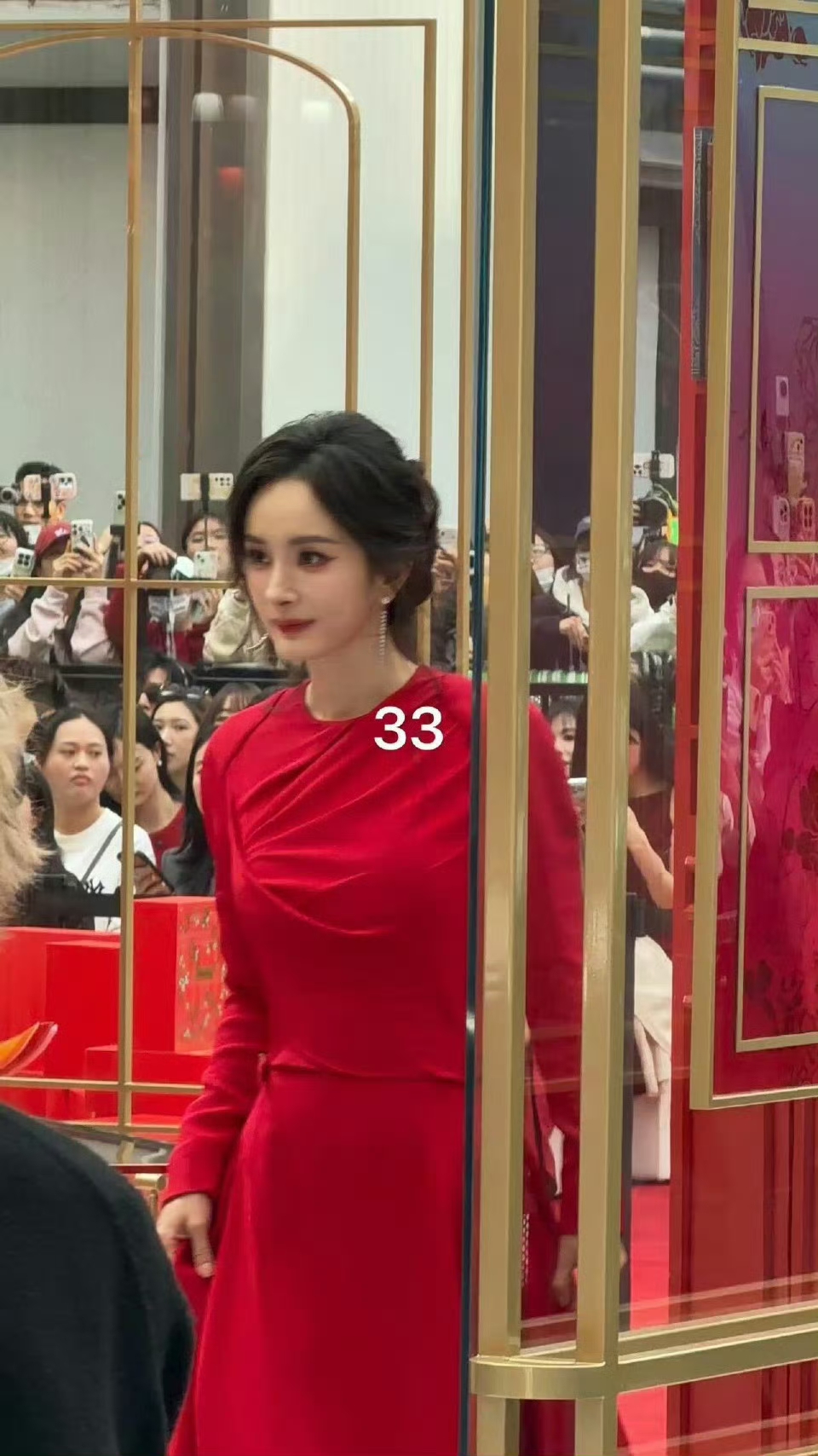 太美了太美了！杨幂深圳出席线下活动，一袭红裙盘发，优雅又大气