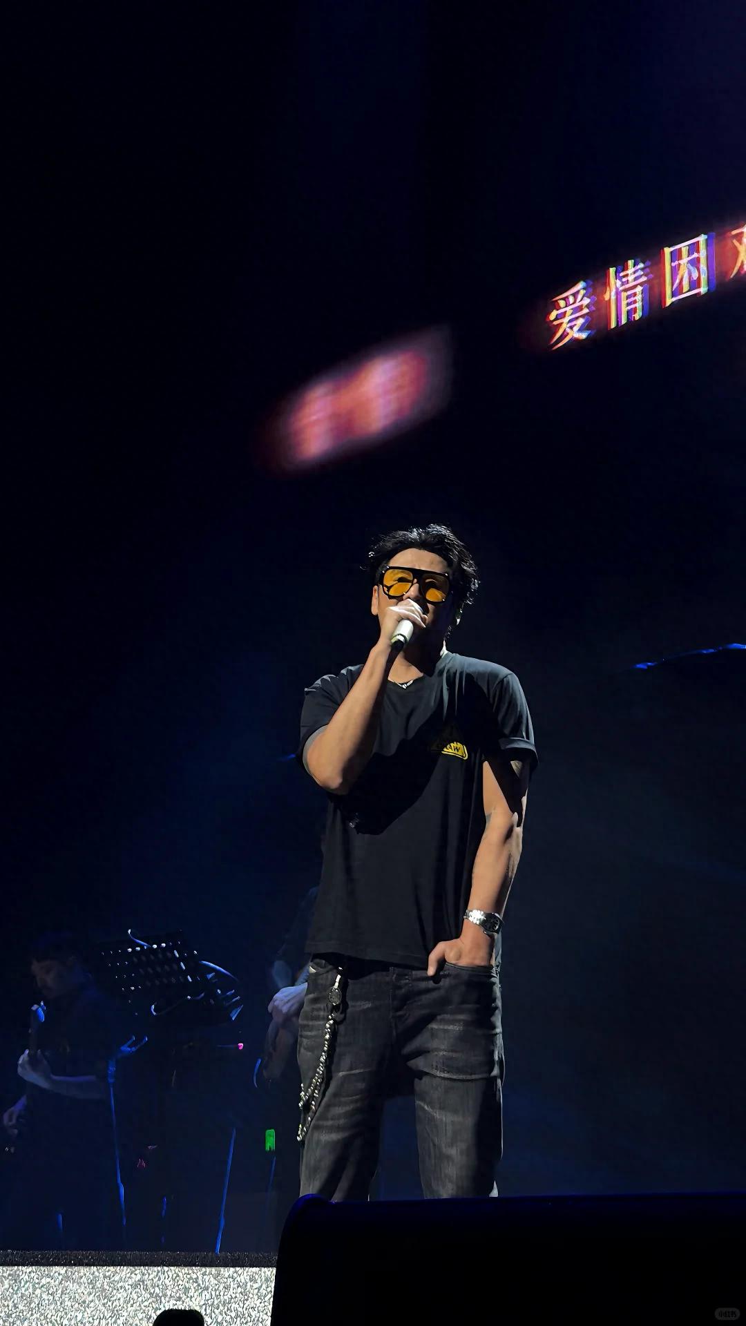 46岁曹格演唱会“尺度大”,与女粉丝十指紧扣、还亲吻合影引争议