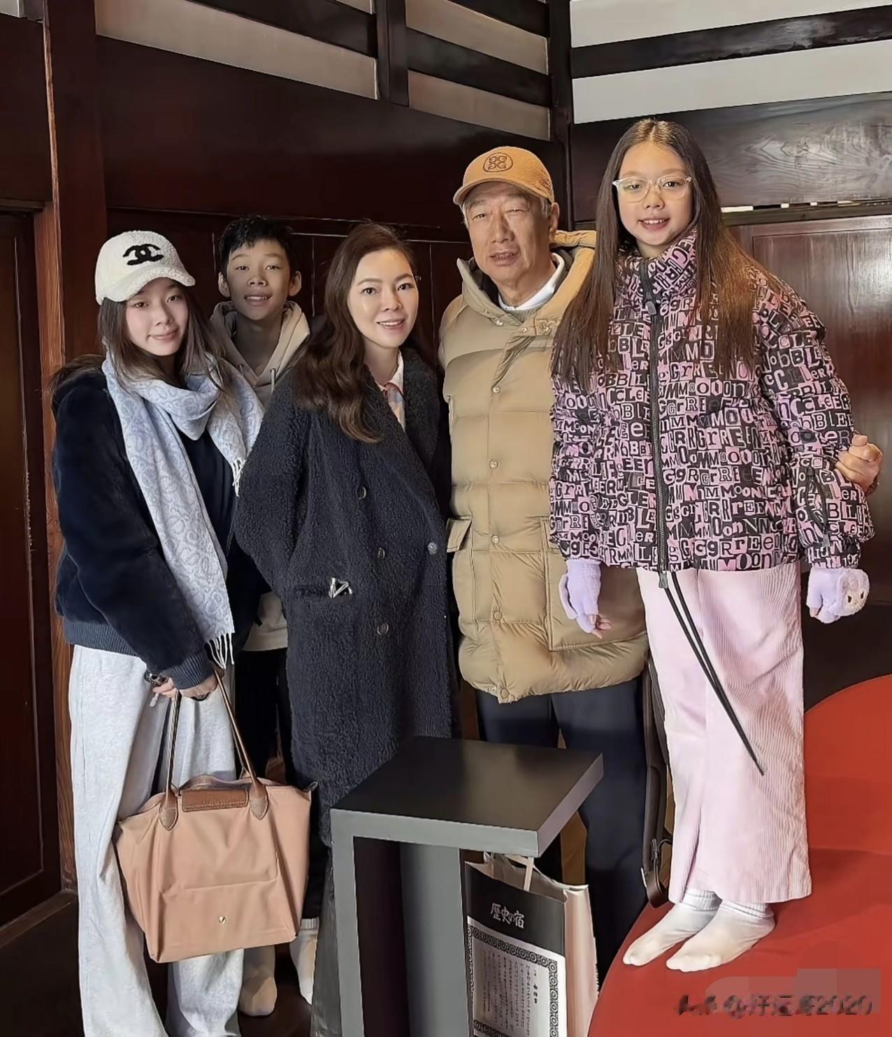 郭台铭满头白发，51岁娇妻怀中笑