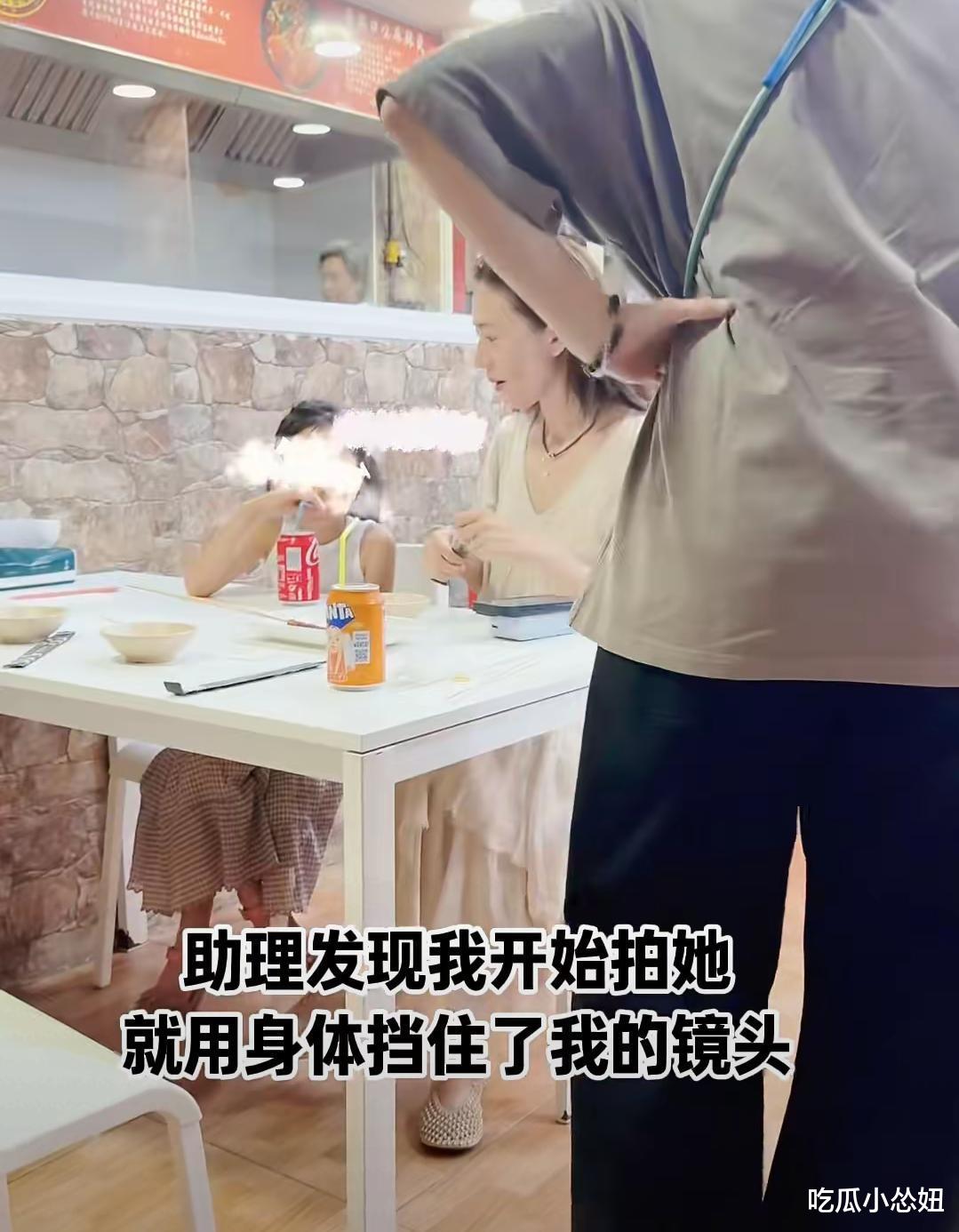 高圆圆6岁女儿首曝光!五官清秀像赵又廷,对着镜头做可爱动作