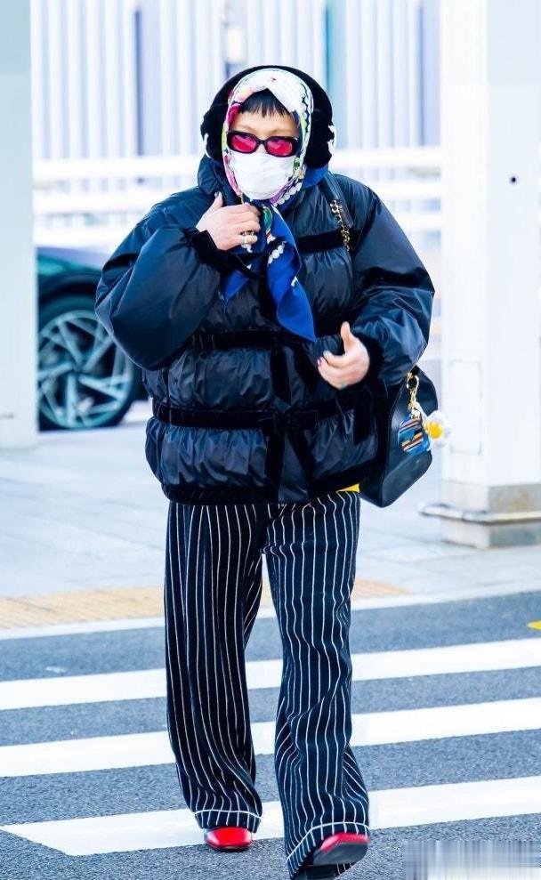 权志龙出发纽约机场路透,戴花头巾穿红色皮鞋,网友:真的好看吗