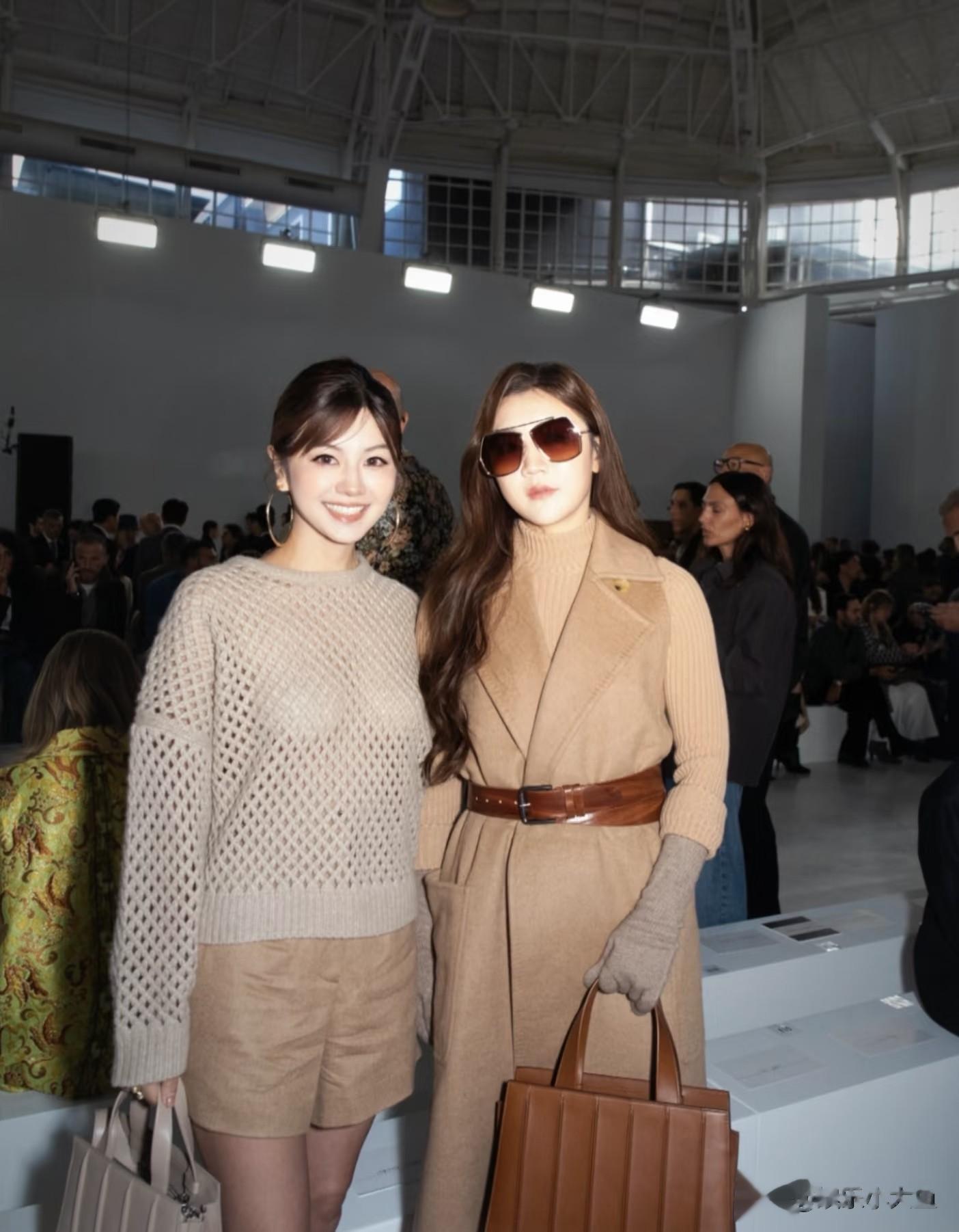 陈梦闪耀米兰秀场，穿束腰大衣搭配浪漫波浪卷，一颦一笑气场全开