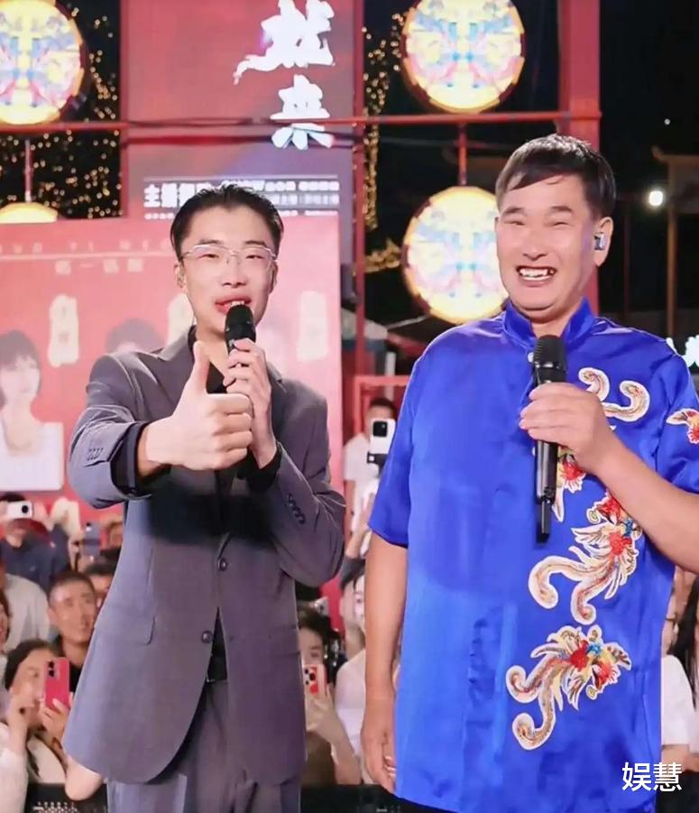 大衣哥受邀参加郭有才“周年庆”,三首歌唱罢,十几万酬劳到手