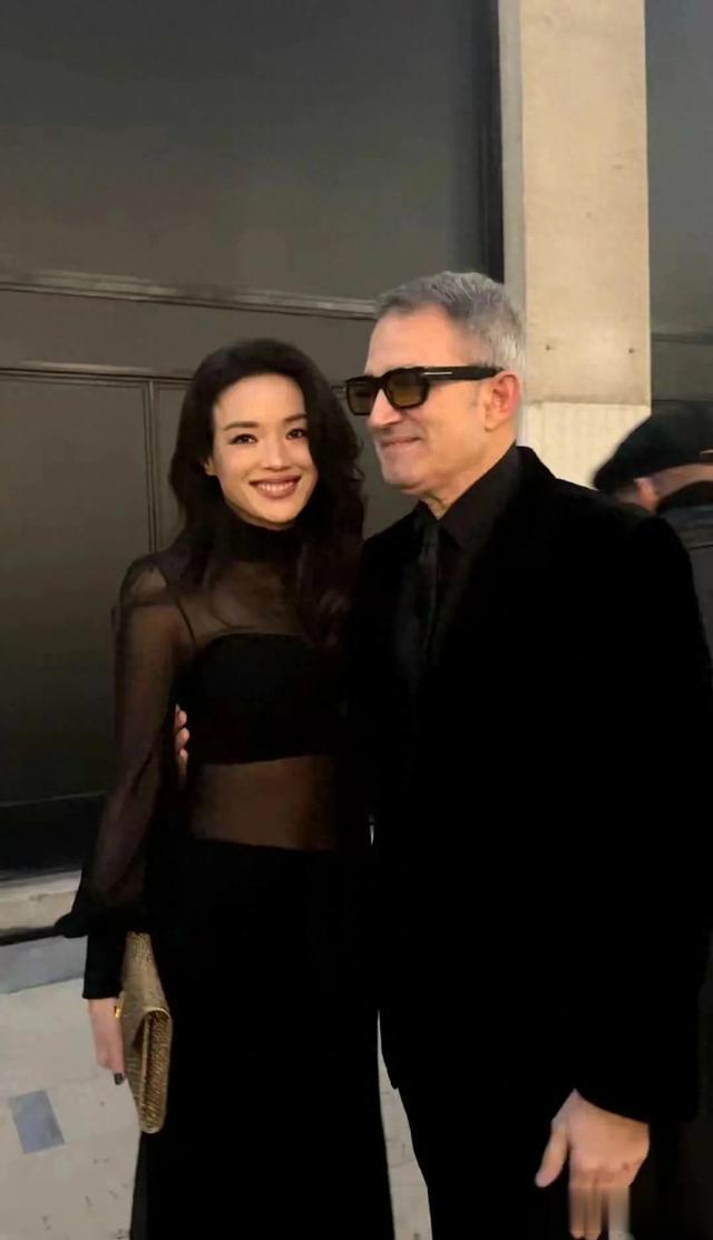 巴黎时装周：49岁发胖的林心如被49岁自律的舒淇“虐”得体无完肤