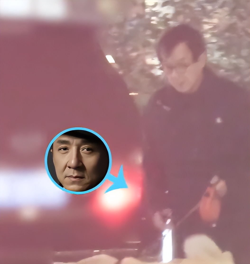 成龙被传“去世”后首次露面，深夜牵狗买面包，步伐稳健状态不错