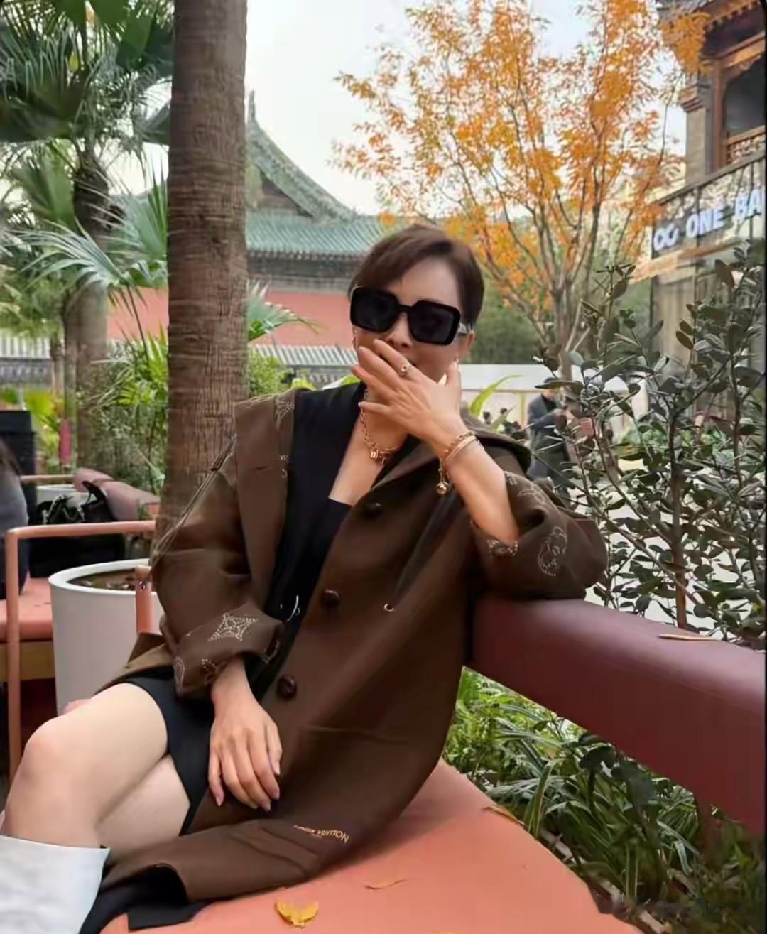 53岁活成30岁模样,牛莉穿4万大衣秀火辣身材,老公宠妻无上限