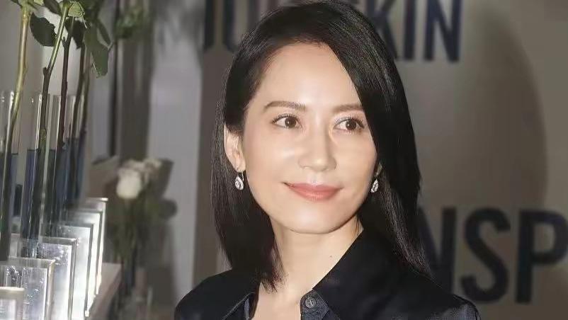 55岁优雅女神俞飞鸿的素颜网球生活，反差巨大，真实魅力超越年龄