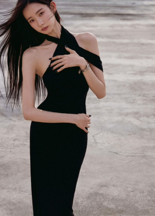 张艺凡：黑裙露肩，绘就内敛高贵画卷！