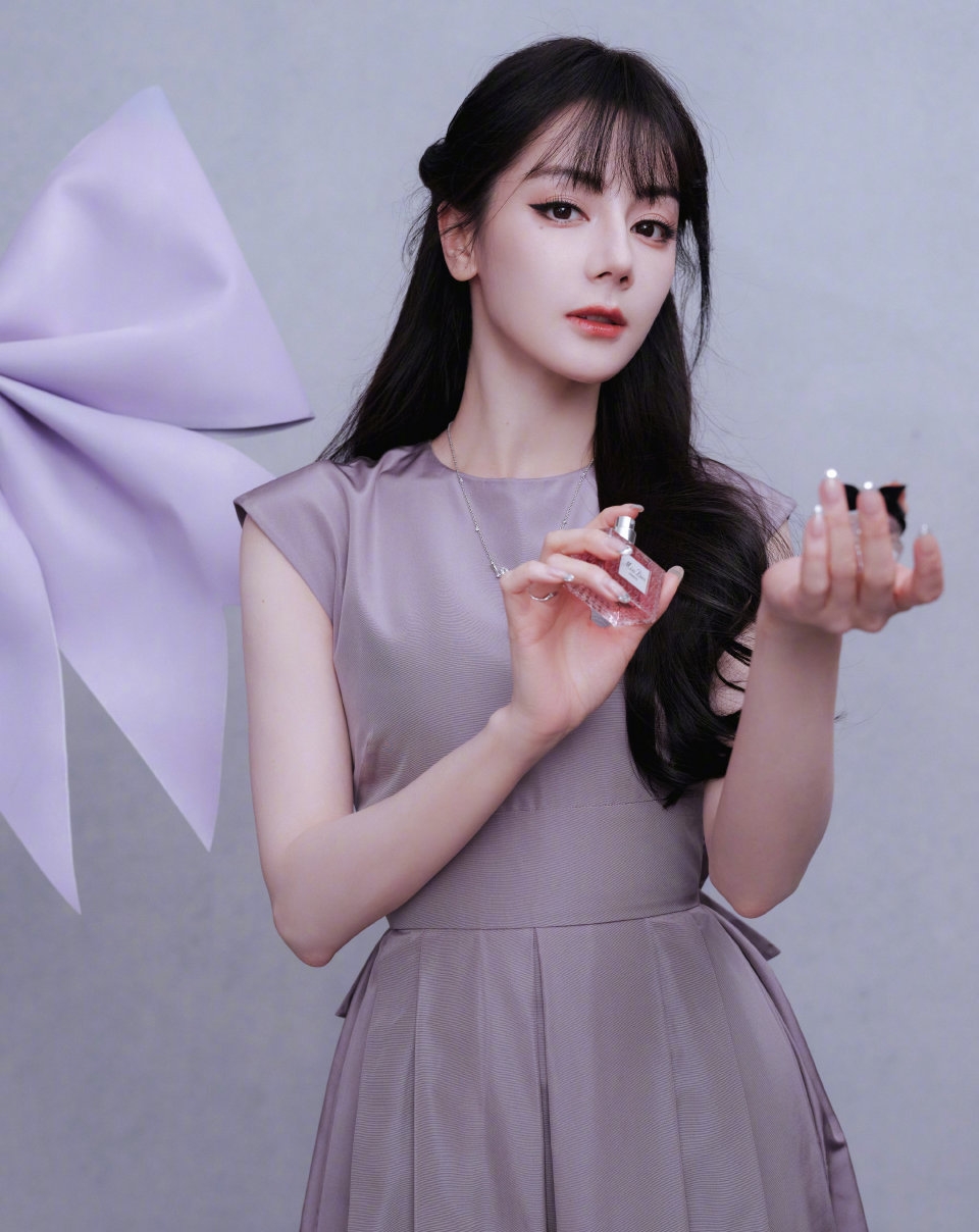 热巴有刘海更漂亮!活动上一席紫色长裙高跟鞋,很有韵味像公主