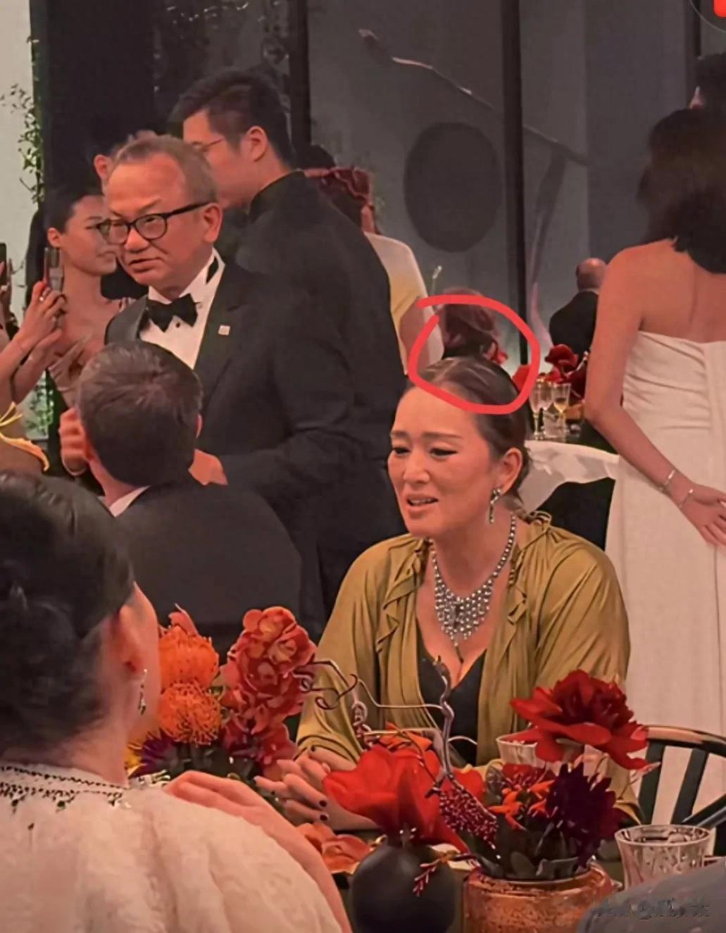 巩俐罕见出现在卡地亚晚宴,居然有白头发了,看着苍老了不少