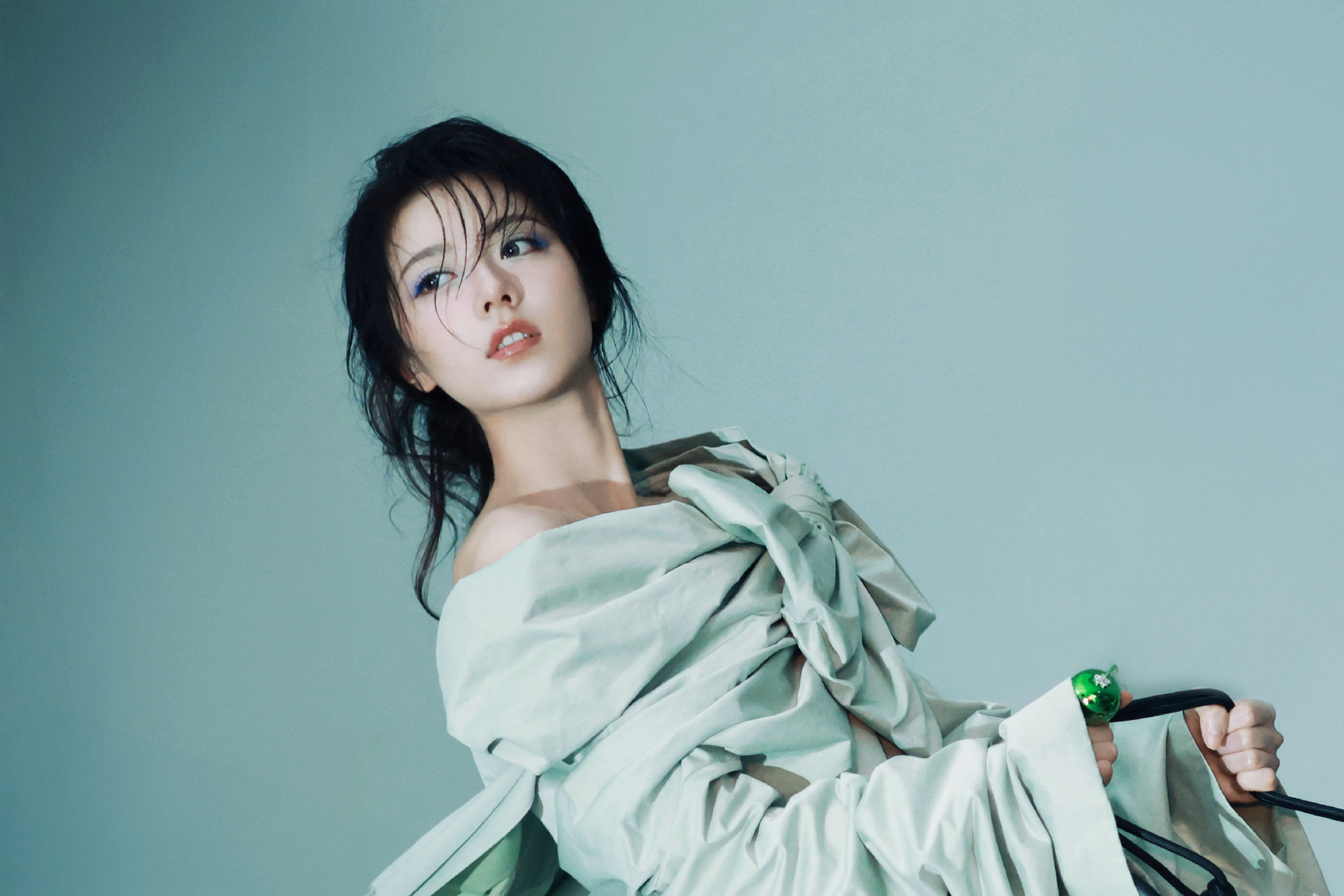 赵今麦奇妙世界芭莎封面大片，秋日童话上演中