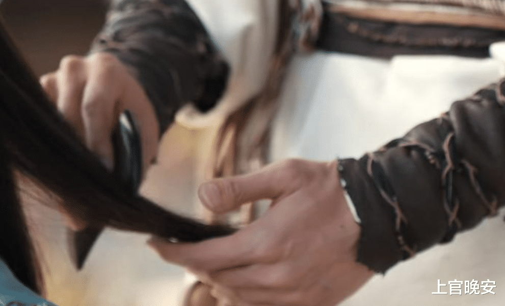 被丑手指拖累的6位明星，长了一张好看的脸，但伸出手能把人笑死