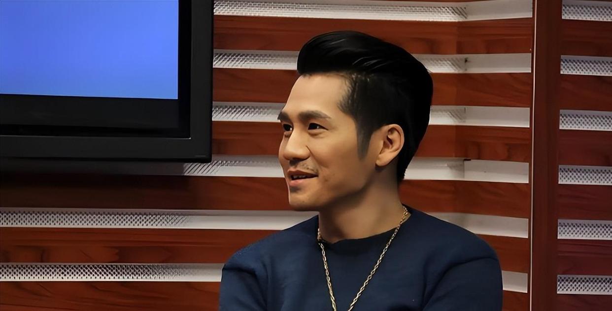 46岁曹格演唱会“尺度大”,与女粉丝十指紧扣、还亲吻合影引争议