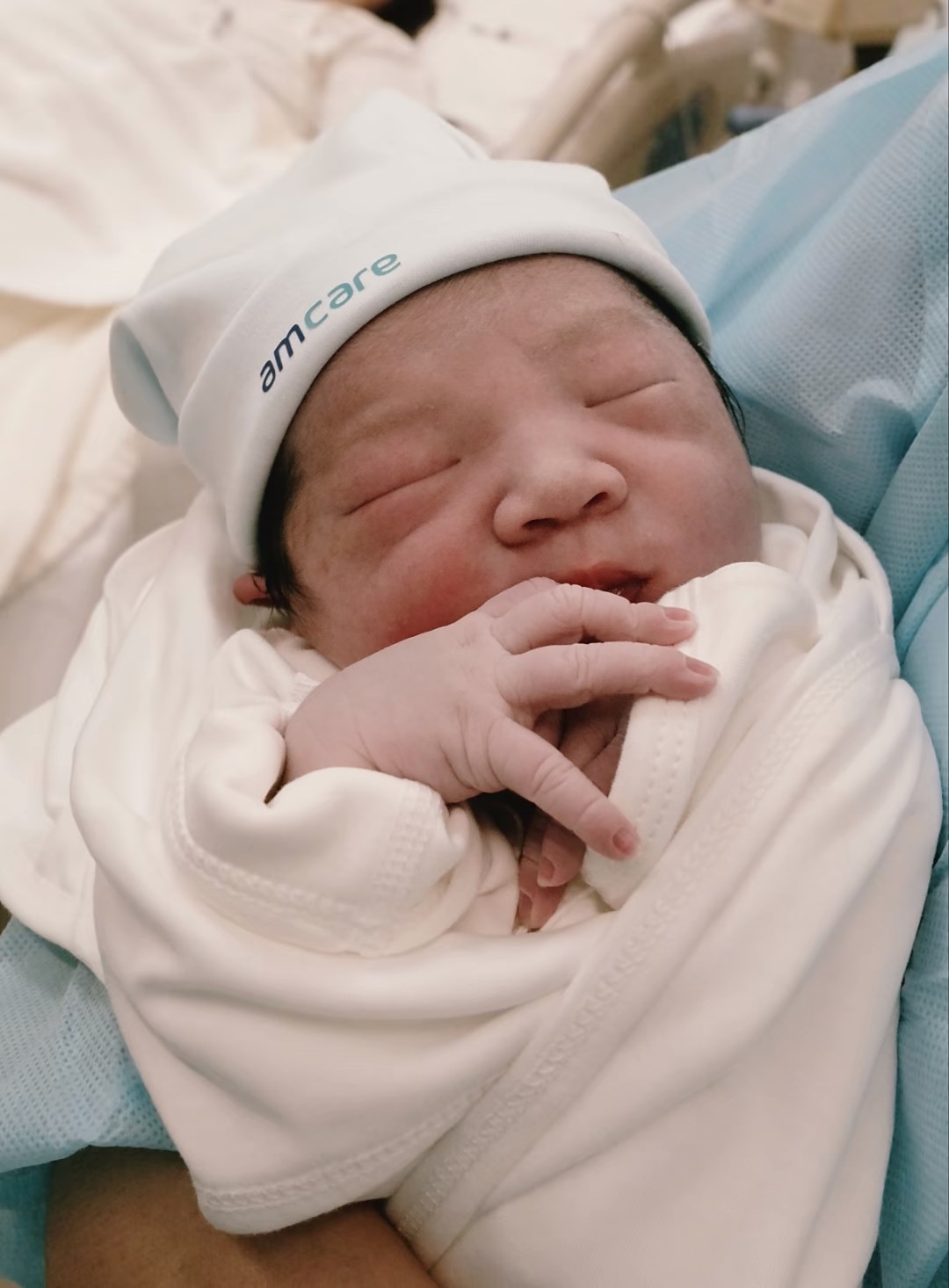 乔杉妻子官宣三胎得子，两女儿到产房迎接，父女四人共用一张脸