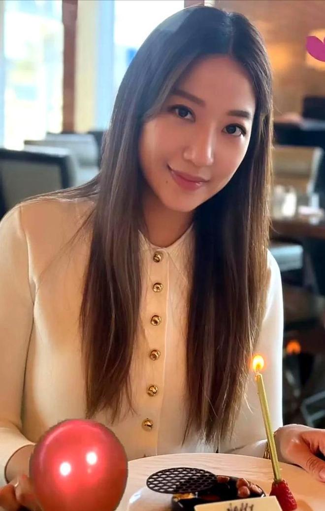 23岁和地产大亨恋爱，如今嫁香港百亿豪门，3年连生3娃掌握继承权