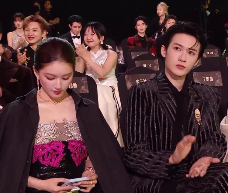 星光大赏如草台班子：主持人叫错名，导播认错人，明星们集体摸鱼