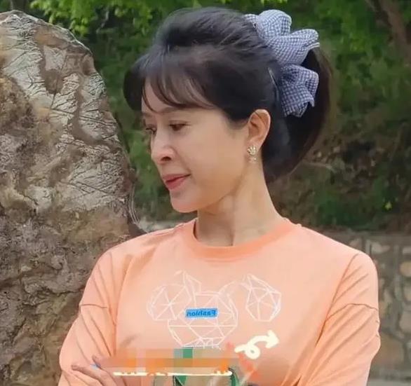 金巧巧近照曝光，奶奶的脸 孙女头型，少女身材，网友：孔雀公主？