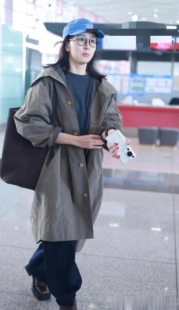 胡静机场私服真会穿!风衣+毛衣+阔腿裤,时髦洋气又高级!