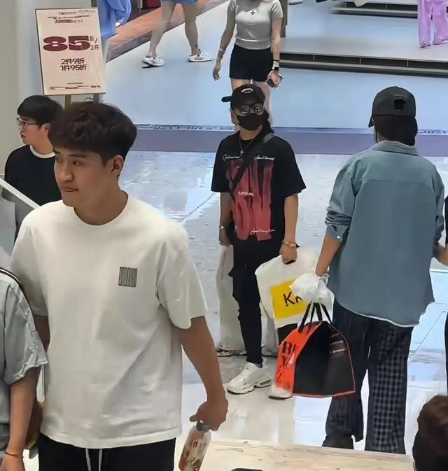 汪峰和女友牵手逛商场，35岁森林北身材真好，打扮朴素好像大学生