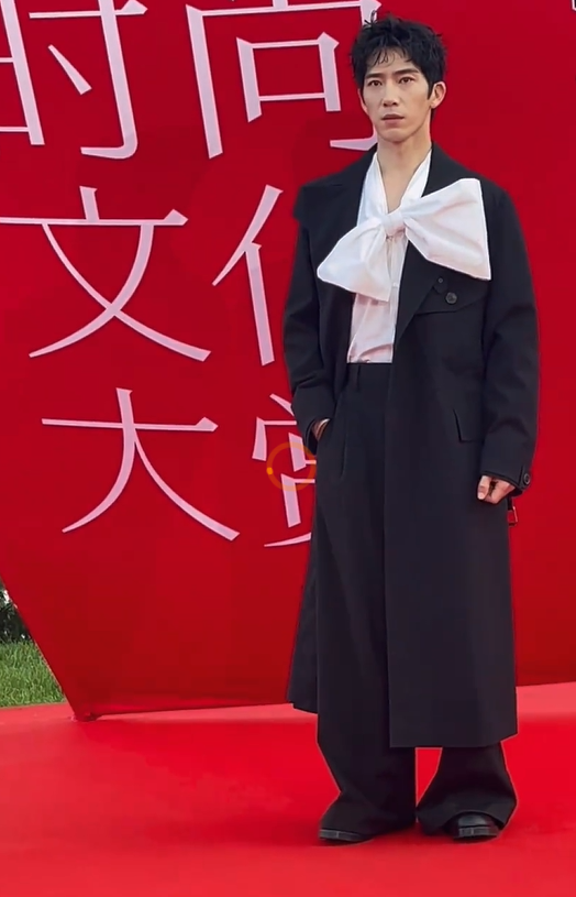 当36岁井柏然跟37岁马龙站一起，我才彻底明白，什么叫顶级自律