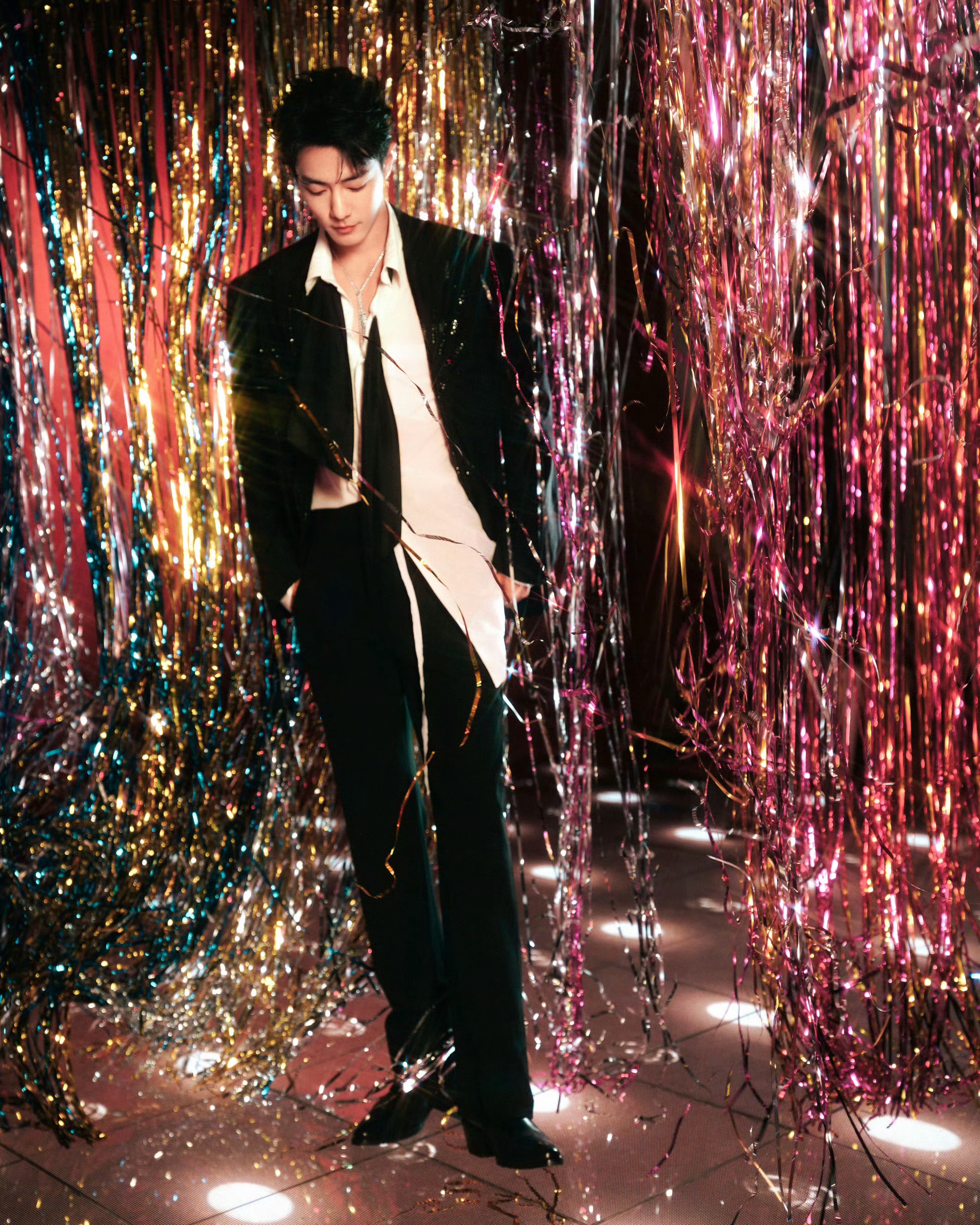 肖战出席2025年“湾区升明月”晚会，穿黑色碎钻西装低调奢华帅气