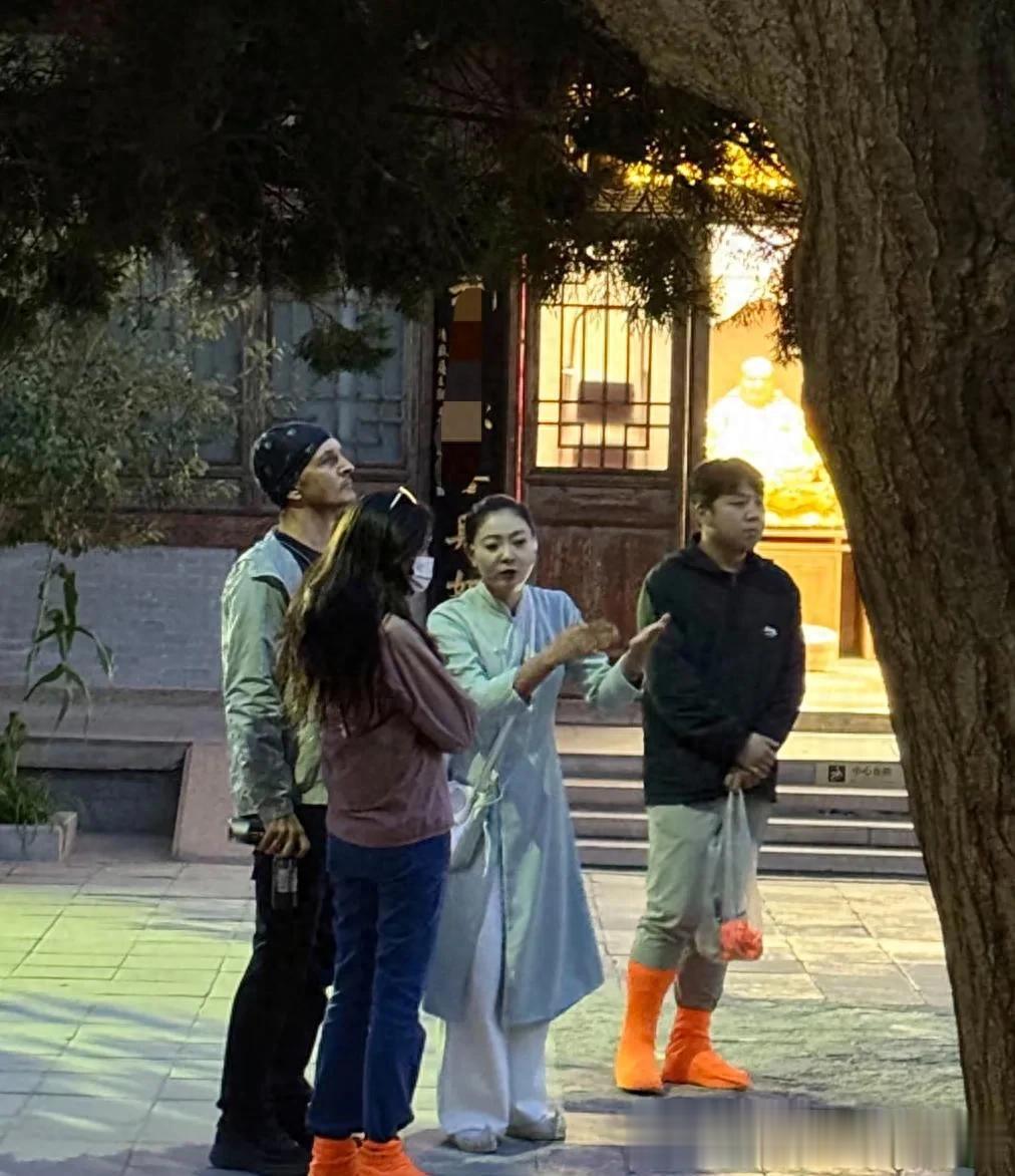 55岁莫文蔚和德国籍老公在甘肃旅游,夫妻俩穿衣打扮低调