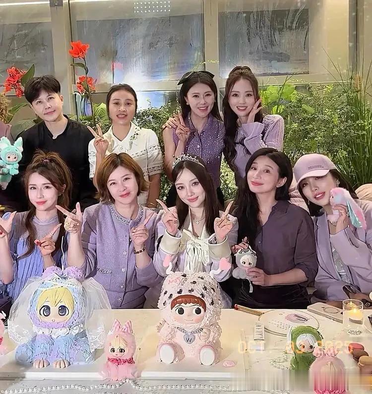 43岁李小璐生日宴太“排面”！董璇甘薇杜华齐撑场，霍思燕缺席