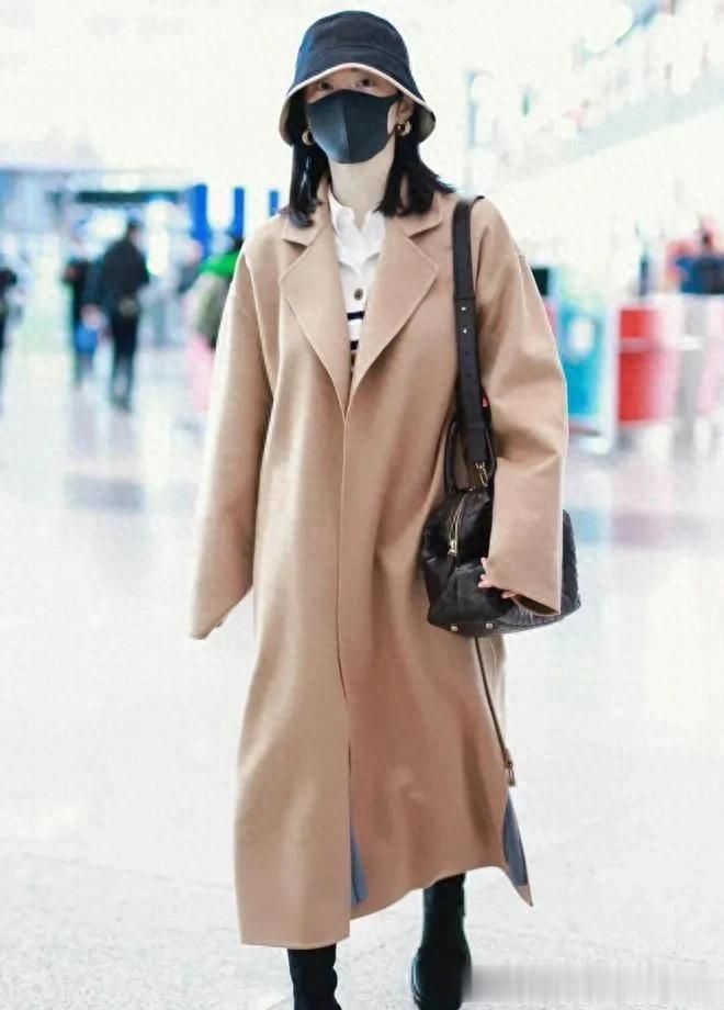 景甜终于换风格!穿驼色大衣+渔夫帽+短靴,时髦减龄又高级