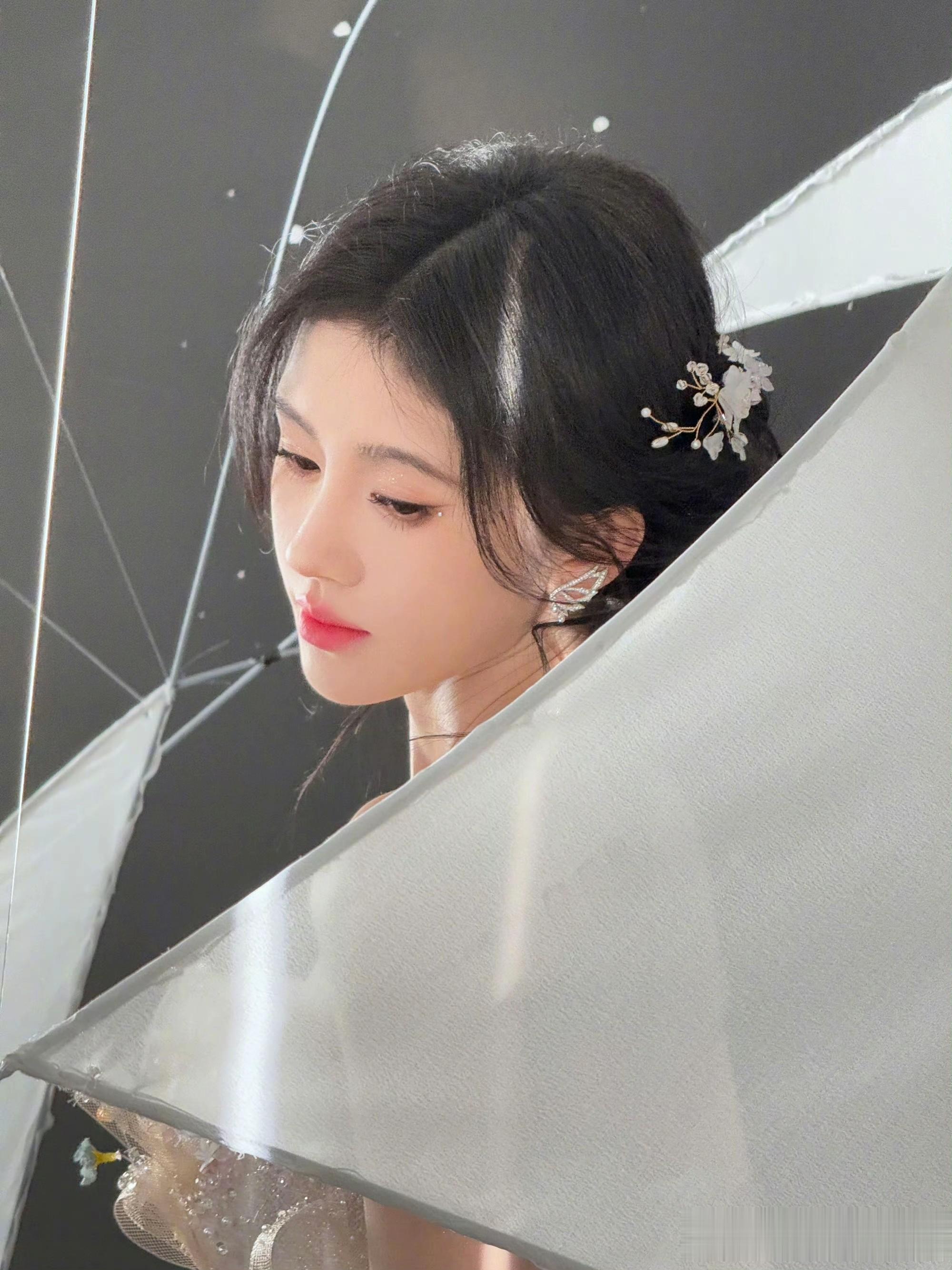 鞠婧祎:月光碎钻间的纱裙仙踪