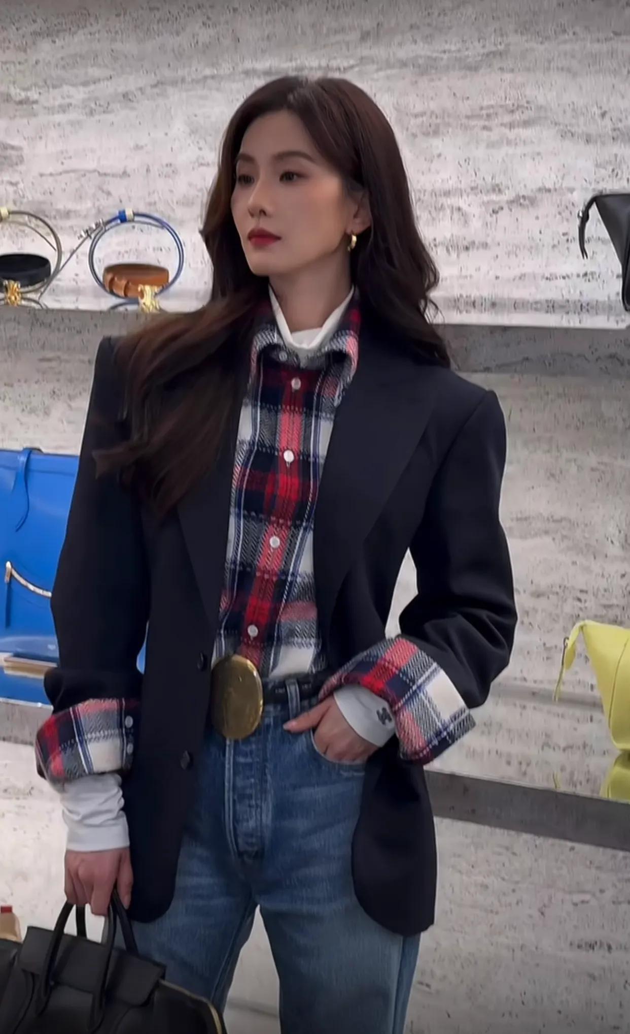 穿西装的刘诗诗真是帅呆了！攻气十足，怪不得女粉那么多呢