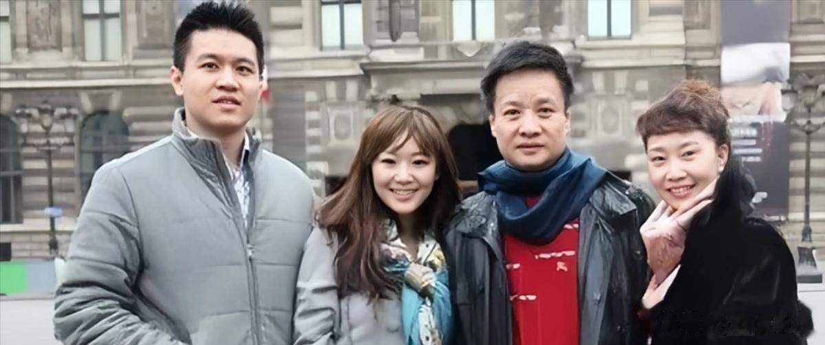 父亲是前外交部部长,岳父是歌唱家阎维文 ,他却独自创业成大老板