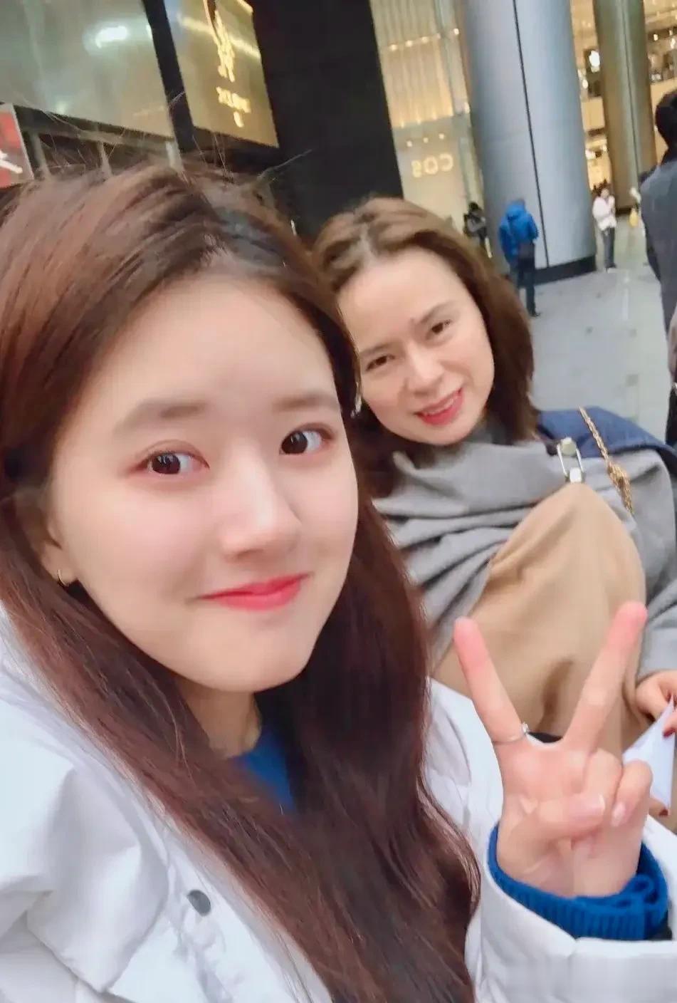 赵露思演唱会后台大合照曝光！一旁的露思妈妈狐领红皮衣太潮了