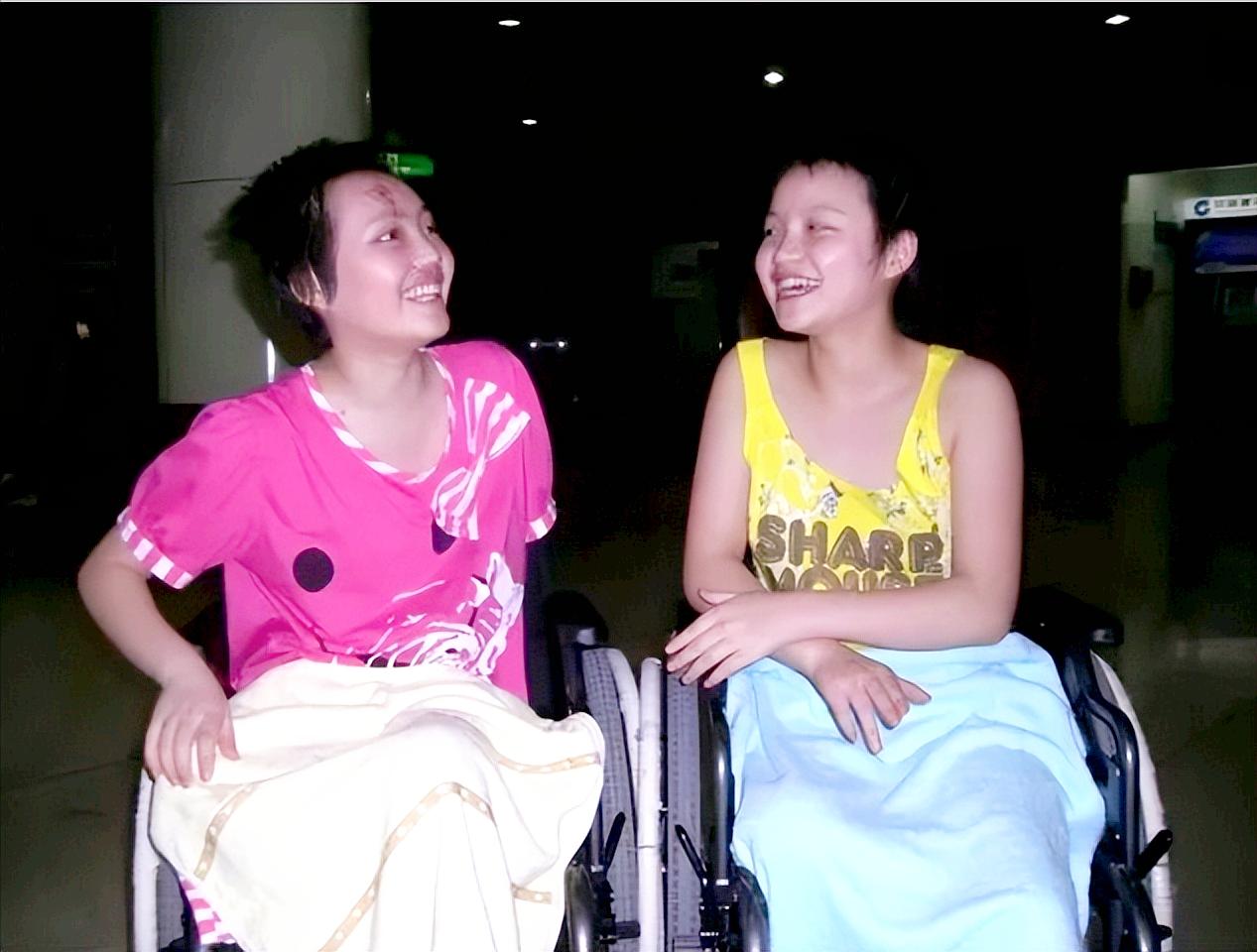 李亚鹏在四川见第四个女儿,身份公开:毕业于电子科大,相拥而泣