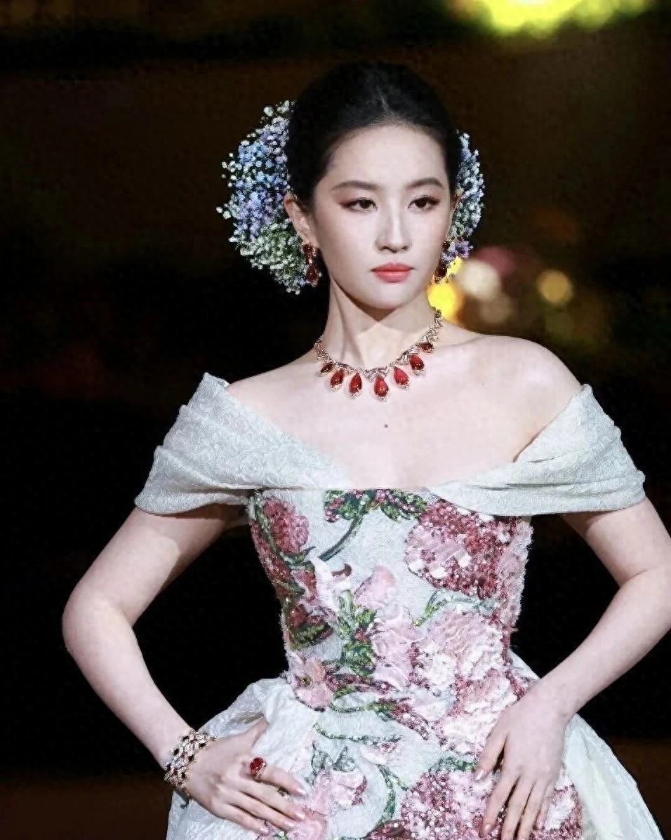 刘亦菲红毯勒出赘肉，却让全网为她爆灯？