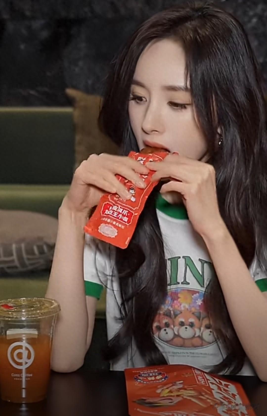 杨幂吃固体杨枝甘露沉默了！这波反差萌谁能扛住