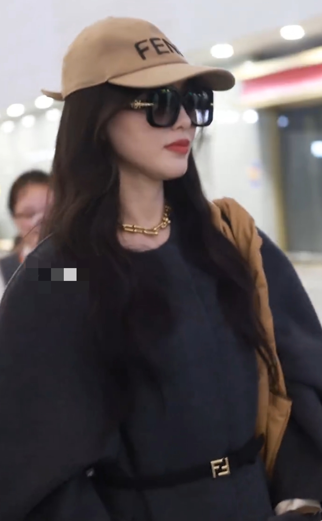 唐嫣出发米兰时装周,双手插兜走起酷飒风,抿嘴偷笑破防变可爱了