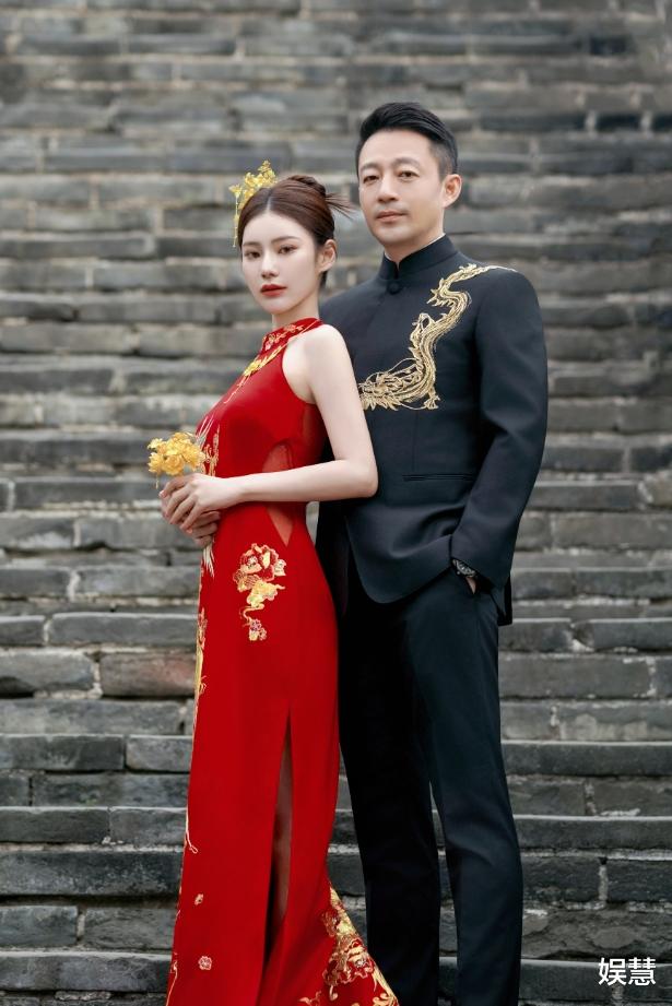 汪小菲今日在郡王府大婚,穿龙凤礼服亮相,高清婚纱照出炉