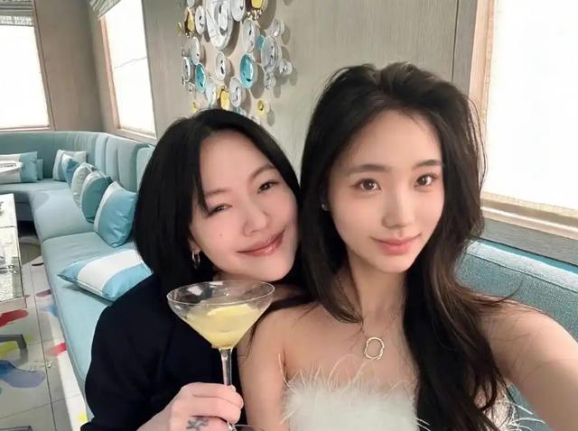 小S二女儿晒海岛度假照！穿挂脖露背裙超装，汪小菲晒女儿却被喷