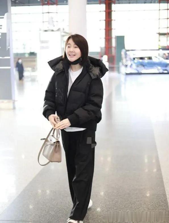 47岁左小青剪了短发大回春！穿黑色羽绒服+阔腿裤，没有大妈味