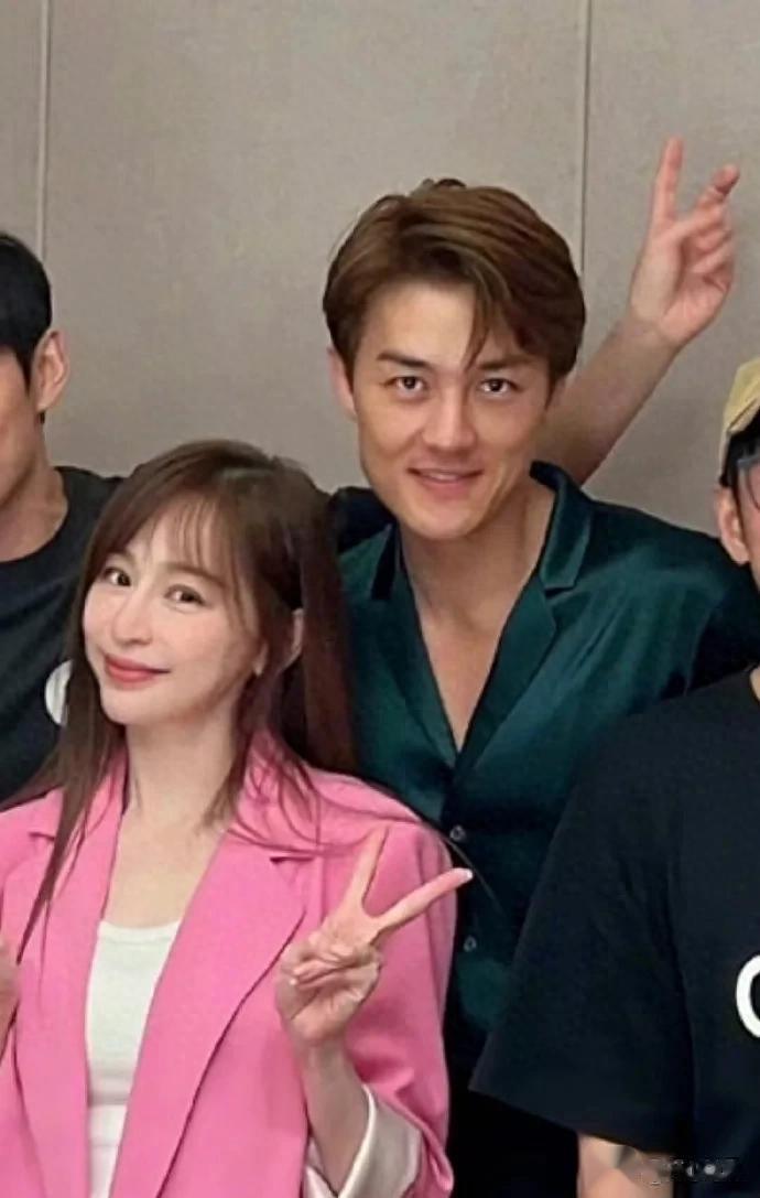 王心凌和吴克群约会被拍，两人穿情侣装逛街吃饭，恋情曝光太甜了