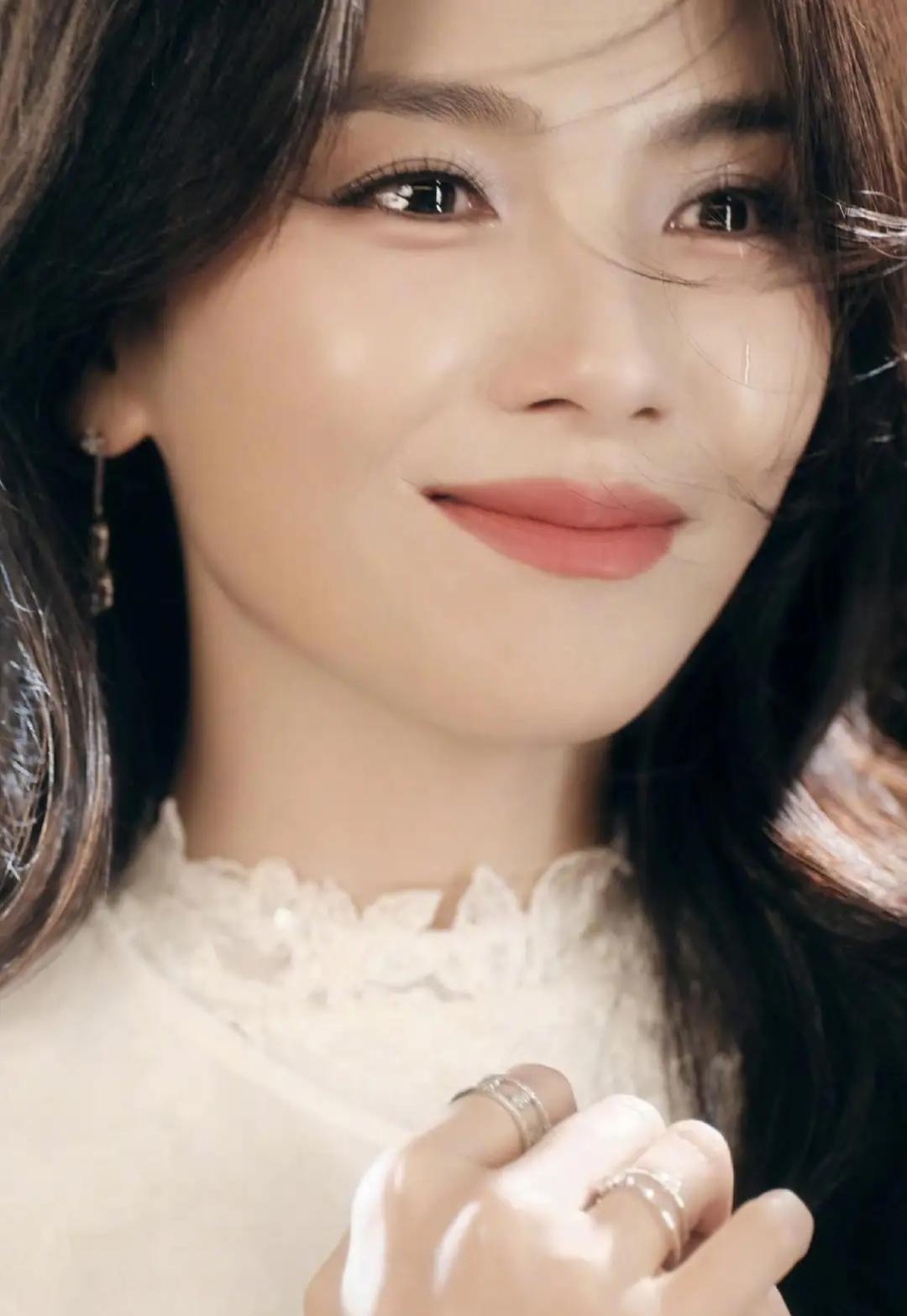 刘涛亮相2025大湾区电影音乐晚会,演唱《想你的365天》