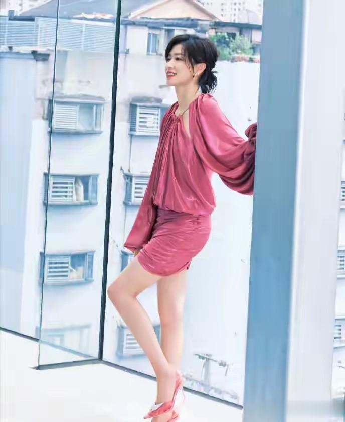 40岁万茜泳池照曝光，湿发马甲线杀疯了，这状态堪比20岁小姑娘