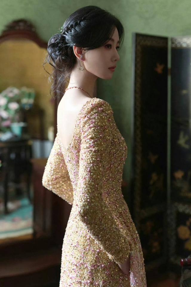 刘诗诗粉色亮片拖尾裙