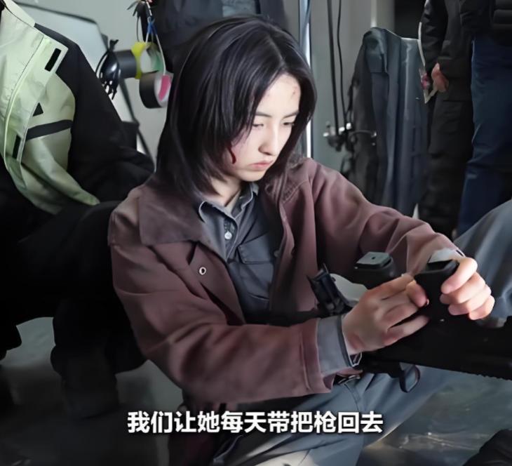 消失半年的张子枫，身上多了伤疤，眼神也变了，成龙当时没说错