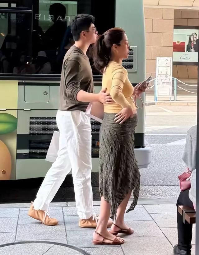 “准妈妈”杨采钰母亲节晒美照，孕肚非常明显，网友猜测：快生了