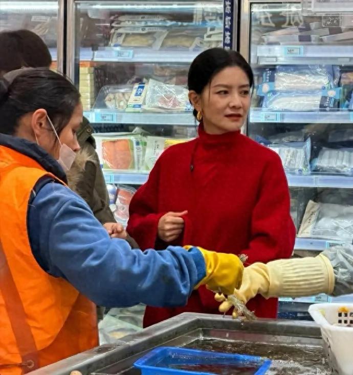 50岁胡可买年货被偶遇,她穿着大红色短大衣,看起来喜气洋洋! ???