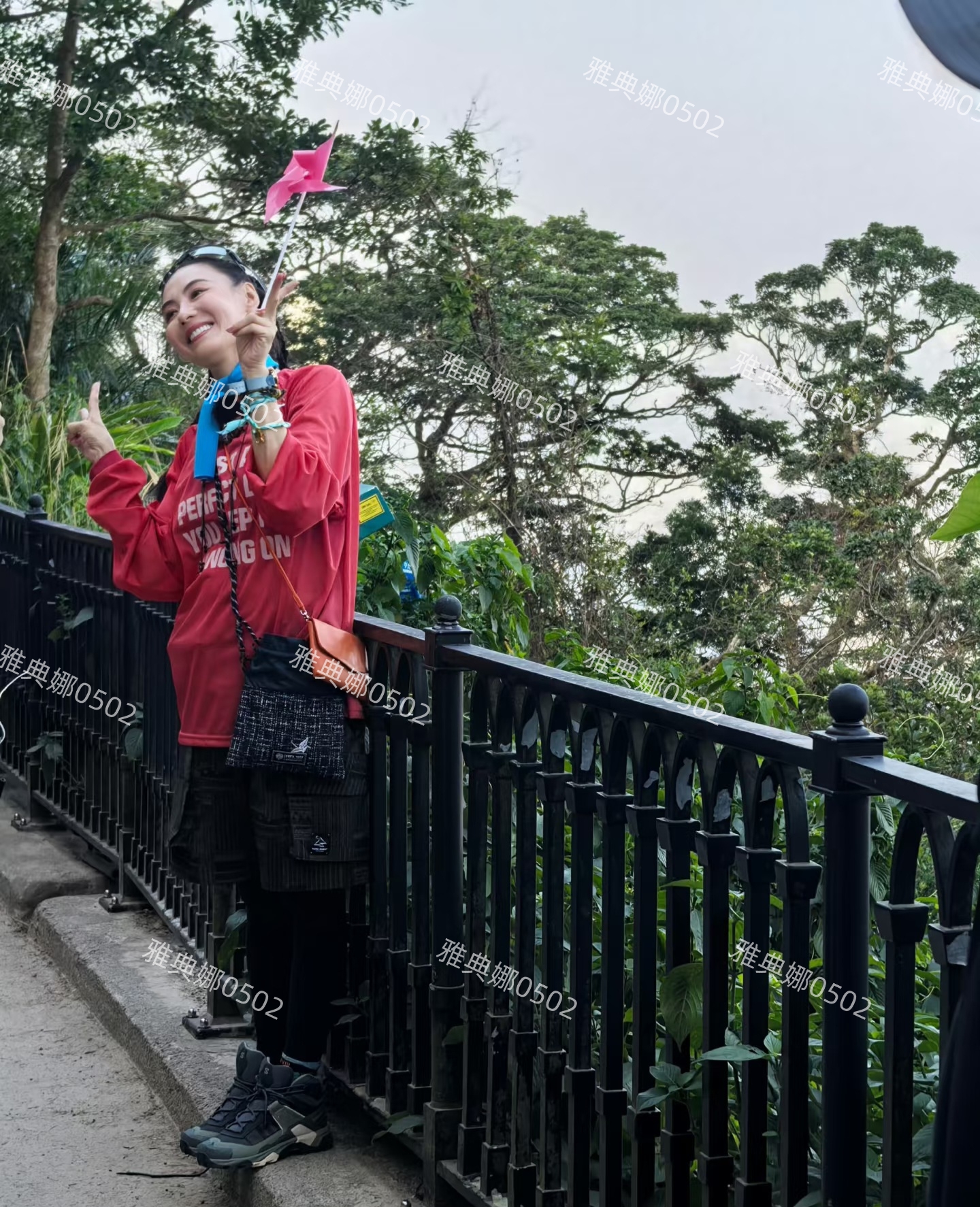 张柏芝年轻又好看她虽然瘦却精力充沛有力气，是个很好的旅行搭子
