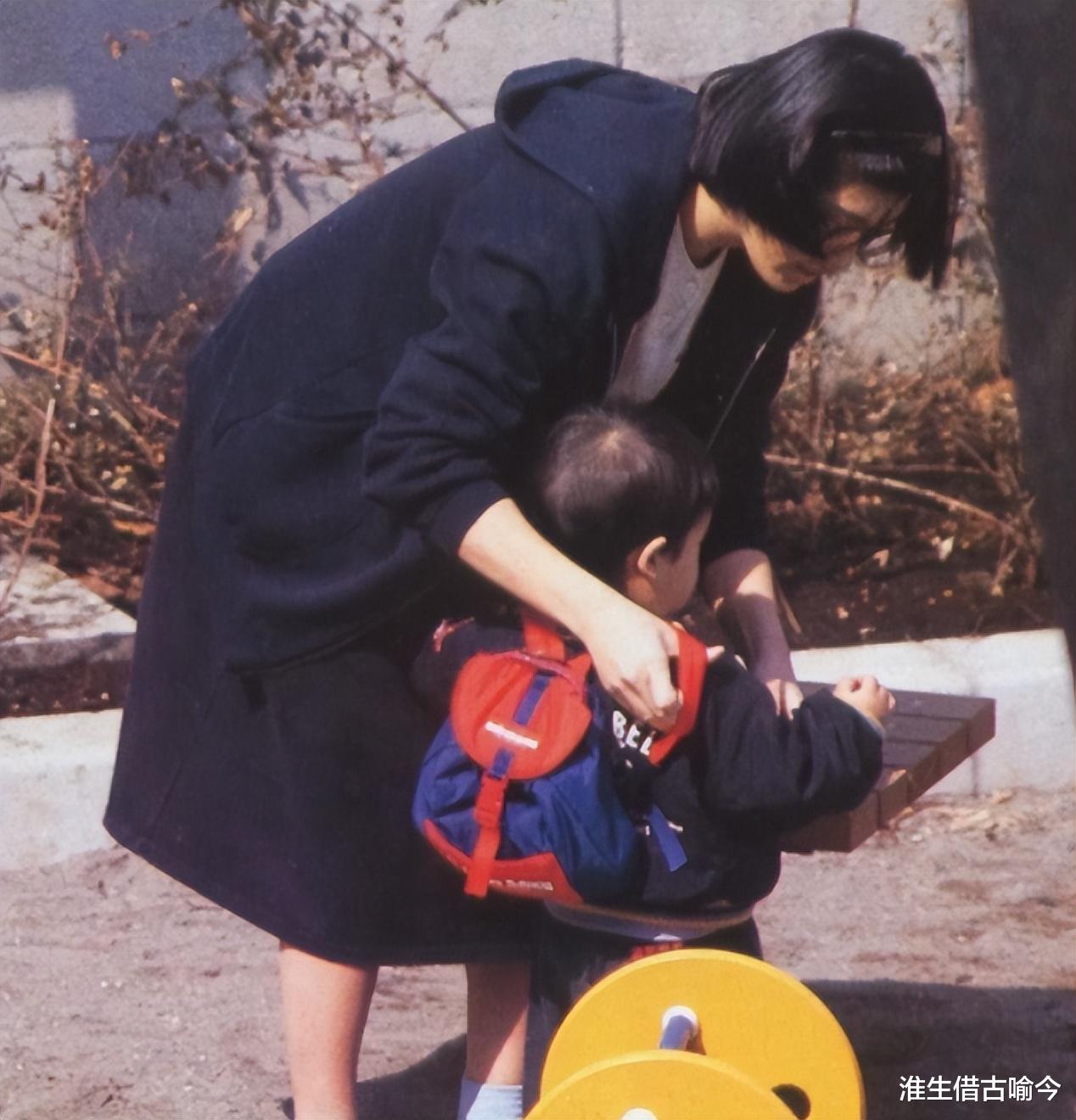 山口百惠的两个儿子：穿西装一个文雅一个英武，不输爸爸三浦友和