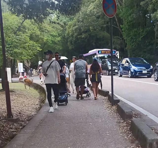 54岁汪峰和35岁森林北出国游玩，她穿黑长裙身材真好，孩子成亮点